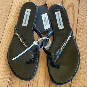 BURBERRY PATENT LEATHER FLIP FLOPS
SIZE:7